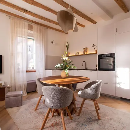 Me Maybe! Apartment Split